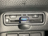ハンドルの左下にETCがついています。高速道路の料金所の通過も楽々です。 カードの取り出しもしやすい場所についています。