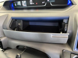 小物が収納できる運転席側インパネアンダーボックス。 ボックス内にはUSBソケットが一口。