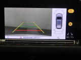 ギアをリバースに入れると車両後方の映像を映し出します。画面にはガイドラインが表示され、車庫入れや縦列駐車などの際に安全確認をサポートします。