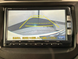 リバースギアに入れるだけで後方の表示へ切り替わります。夜間や雨の日の駐車も楽になりますよ。
