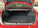 ゆったりとしたトランクルームでございます。たくさんのお荷物の車載が可能でございます。