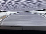 ルーフに、1cm〜5cmほどのへこみが複数ある車両となっております。