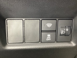 ハンドルの右側にはヘッドライトレベライザーとVSA(ABS+TCS+横滑り抑制)の解除スイッチがついています。ヘッドライトレベライザーは道路状況や積荷の加重に応じてライトの高さを調節できます。