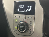 【オートエアコン】一度お好みの温度に設定すれば、車内の温度を検知し風量や温度を自動で調整。暑い&hellip;寒い&hellip;と何度もスイッチ操作をする必要はありません。快適な車内空間には必須の機能ですね♪