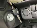 【キーレス】少し離れた場所からでもボタン一つでドアの開錠・施錠ができるのでとっても便利!ドアの鍵穴周りに傷をつけることもありません♪