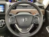 ハンドルにHondaセンシング系のクルーズコントロールやレーンキープアシストなどのスイッチと、オーディオの操作スイッチが装備されています。ハンドルから手を離さず安全に操作できます。