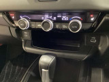 オートエアコンがついてますので、簡単操作で快適に過ごせます。リア熱線のスイッチの中にサイドミラーヒーターも入っています。パネル内のシートヒータースイッチは前席の左右別々に3段階で温度設定ができます。