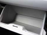 助手席前には車検証入れ等書類一式を収納できるグローブボックスがございます。