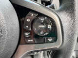 予め設定した速度で定速走行。先行車に近づいたら、システムが先行車との距離や速度差を測定し、自動的に加減速。適切な車間距離を維持しながら追従走行します。