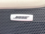 【Boseサウンドシステム】メーカーオプションの高品位サウンドシステムを搭載。専用のチューニングが施された大小様々なスピーカーから良質なサウンドが奏でられ、臨場感あふれる音響空間を演出します。