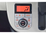 一度お好みの温度に設定すれば、車内の温度を検知し風量や温度を自動で調整。暑い&hellip;寒い&hellip;と何度もスイッチ操作をしなくても大丈夫です。
