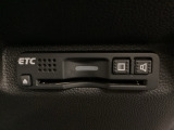 ETCもついています。高速道路の料金所の通過も楽々です!。 カードの取り出しもしやすい場所についています。