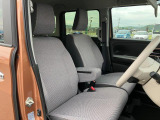 全車消毒済み。納車時にはもう一度キレイにいたしますので安心してお乗りいただけます♪ベンチシートで足元すっきり!【フロントアームレストボックス】付