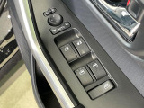 【電動格納ミラー】サイドミラーは電動格納式となっており、狭い駐車場でもキズがつくリスクを抑えられます。