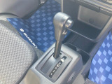 使いやすいフロアシフト採用で、運転する方の年代を選びません。
