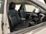 【運転席&助手席】シートは黒を基調にした高級感のあるデザインです。運転席はゆったり、視界も広くて運転しやすいですよ♪