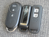 スマートキー2つとエンジンスターター付きです。
