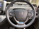 ステアリング右側にはホンダセンシングの設定スイッチ左側にはオーディオスイッチが配置されています
