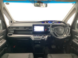 【前方視界】開放的な前方視界!運転がしやすく疲れにくいです♪窓が大きく、見通しがとっても良いおクルマですよ♪