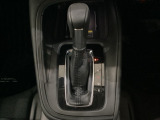 「e:HEV」は、モーター走行を中心にしながら電気エネルギーやエンジン動力を最も効率よく使い分けることができる賢いハイブリッドシステムです。サイドブレーキはスイッチ操作の電子制御パーキングブレーキです
