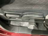 シートハイトアジャスターが付いているので運転姿勢を調整するのに便利ですね。身長に合ったシートポジションは安全運転や疲労軽減にもつながります。