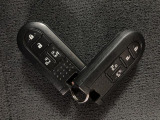 スマートキーを装備しています☆カギをカバンやポケットに入れて頂いた状態でドアロックの開閉やエンジンスタートをして頂けますよ!とても便利な装備です!