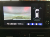 【バックカメラ】運転が苦手な方も車庫入れラクラクです!ギアをリバースに入れれば自動的に切り換わりますので、面倒な操作は不要です♪狭い駐車場もお車を傷つけず安心ですね!