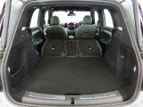 ラゲッジルームは利便性に優れるよう、極力デッドスペースを排した設計になっております。またリアシートは6:4の2分割になっており、荷物の大きさ、量にあわせてアレンジ可能です。