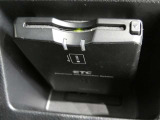 ETC車載器付きです。高速道路の料金所渋滞も解消!落ち着いてスムーズに通過できます。今や必需品の一つとなった装備ですね。
