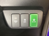 VSA装備車です。VSAはドライバーの操作と車の動きを見守っています。もし車の挙動が乱れたとき、4輪別々にブレーキをかけたり、エンジンパワーをしぼることによって車を安定させます。