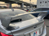 【大型リヤスポイラー】スポーツカーらしさがグッと引き立つ大型リヤスポイラーを装着♪高速走行時のスタビリティ(走行安定性)向上に役立ちます。