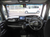 【インパネ周り】広々とした視界性の良い運転席です。ゆったりとした快適な乗り心地で運転できます。インテリアカラーは黒を基調とし、漆黒に映えるクロームメッキの輝きが上質さを演出しています。