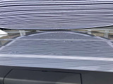 ルーフに、1cm〜5cmほどのへこみが複数ある車両となっております。