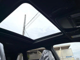 【大型サンルーフ】車内の解放感が一気に上がる大型のパノラマルーフ!季節を問わず開放的で快適なドライブをお楽しみいただけます。流通量も少なく希少価値の高い人気の装備です♪