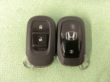 スマートキーを装備しています。鍵を差し込むことなくドアロックの開け閉めと、スタートボタン操作でのエンジンスタートができます。スペアキーも同じものを用意しております。