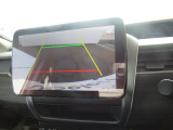 【リアカメラ】リバースに入れるだけで後方の映像が映ります。安全確認や、狭い駐車場での車庫入れ、雨の日や夜間など視界の悪い時に便利です。安全にバックする為には欠かせない装備です。