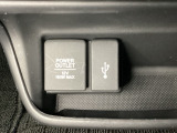 アクセサリーソケットはUSBのアダプターなどをつければ、スマホの充電にも使えます。横にはナビゲーション用の外部入力可能なUSB端子がついており、周辺には物が置けるボックスがついています。