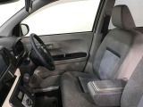 高いホールド性で運転姿勢が安定します。長距離ドライブでも疲れにくいのが魅力です。快適なドライビングライフをお送りください♪