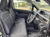 フロントシートはベンチシートです。インパネシフトで足元は広々。運転席と助手席はウォークスルーできます。