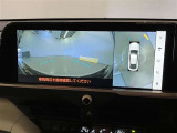 【パノラミックビューモニター】映像で、見づらい車両周辺の確認をアシスト。クルマを真上から見ているような映像を表示。 運転席から確認しにくい車両周囲の状況を把握。