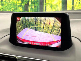 【バックカメラ】駐車時に後方がリアルタイム映像で確認できます。大型商業施設や立体駐車場での駐車時や、夜間のバック時に大活躍!運転スキルに関わらず、今や必須となった装備のひとつです!