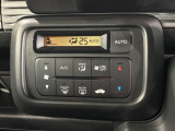 オートエアコンがついていますので、簡単操作で快適に過ごせます。希望の温度に自動調整してくれるのが便利です。