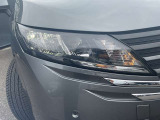 LEDライトは白色光で遠くまで明るく照らし、夜間の安全運転をサポートします