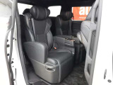 当店では専任のメカニックが大切なお客様のお車を一台一台丁寧に整備いたします。自社認証工場にてリフトアップし下回りまでキッチリ検査いたします。