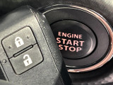 【キーレススタートシステム】カバンやポケットに入れたままでもドアの施錠・解錠が可能なスマートキーを装備。エンジンのオン・オフ時もカギを取り出す必要が無いからとっても便利です♪