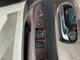 狭い駐車場で便利な電動格納ドアミラーが付いています。