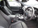 BMWのシートは長距離運転でも疲れにくいように設計されており、腰・背中・太ももを自然な姿勢で支える形状になっています。特にホールド感とクッション性のバランスが良く、身体がブレにくいのが特徴です。