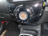 車内の室温を自動で一定に保ってくれる便利なオートエアコンが付いています。温度を設定するとクルマがエアコン噴出し温度を上げたり下げたり風量を変えたりしてくれるので運転に集中が出来ますよ。