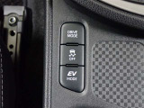 ドライブモードセレクトスイッチ、VSC OFFスイッチ、EVドライブモードスイッチ。