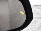 隣車線を走る車両をレーダーで検知し、ドアミラーでは確認しにくい後側方エリアに存在する車両に加え、急接近してくる車両も検知します。車両を検知するとドアミラーに搭載されたLEDインジケーターが点灯します。